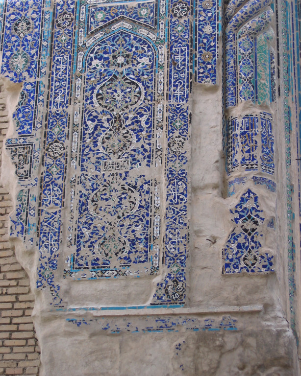 Décoration des flancs de l'iwan est (Shahrisabz, Fin XIII-début XIVème s ap J.C.) (photo : M.Schvoerer, 2008)