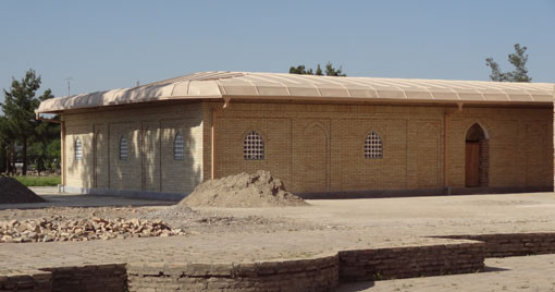 Vue du bâtiment depuis un angle avec toit achevé et peint (Socra, 2013)