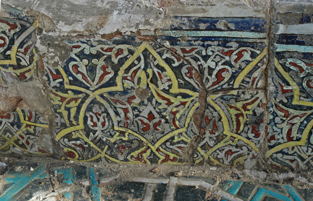 Carreaux de céramique glaçurée à décor polychrome (bleu clair et foncé, blanc, rouge, jaune et noir)  ornant les parois verticales des bassins de l'Ak Saray. (photo : M.Schvoerer, 2008)