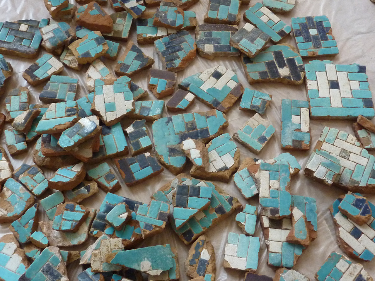 Tas de fragments d'un même type avant le début du tri. Certains ont pu être remontés et ont été intégrés au pavement (Socra, 2013)