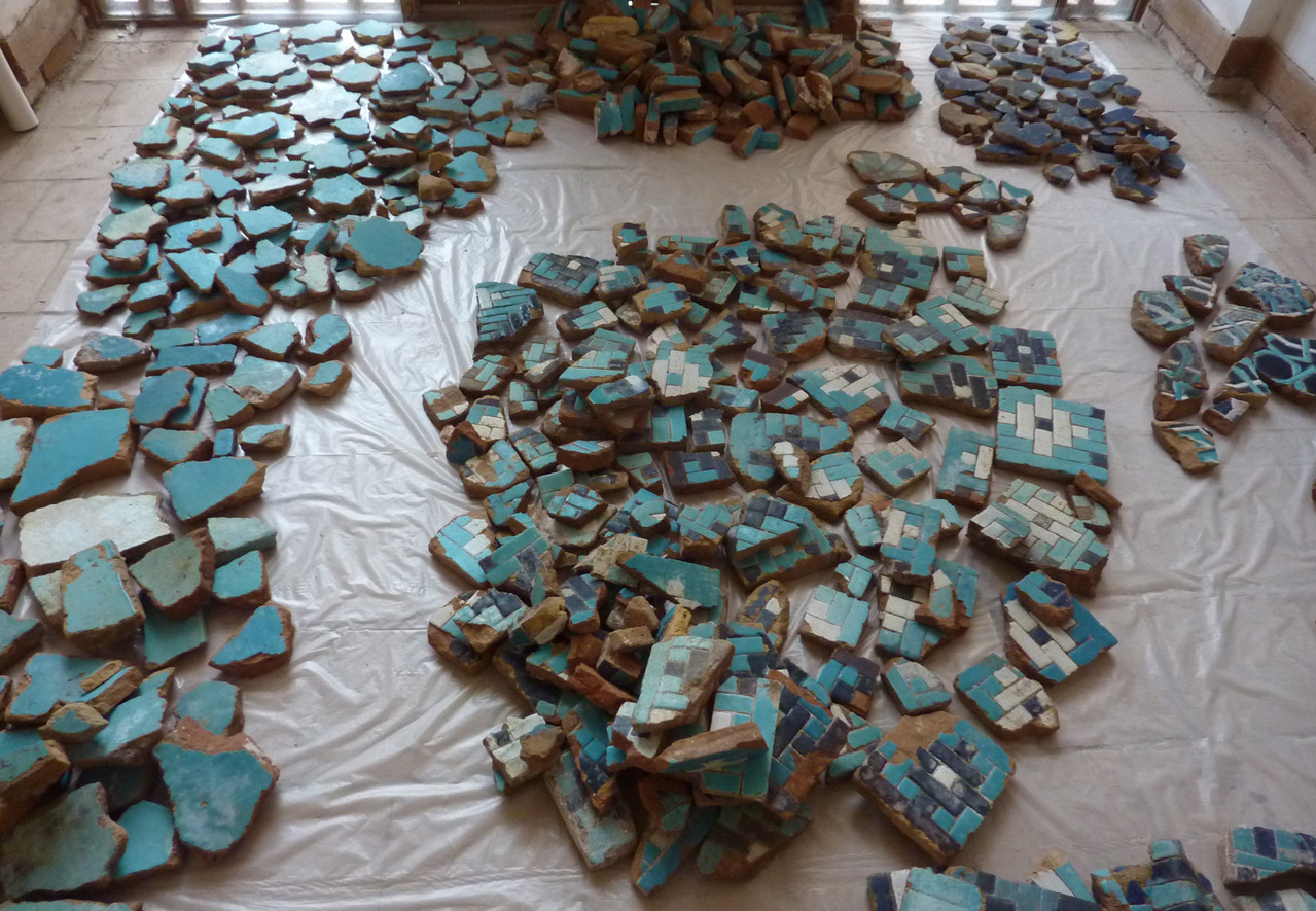 Vue des carreaux et fragments provenant des réserves de l'Ak Saray et des fouilles du pavement. Un tri a été effectué selon le type de carreau (Socra, 2013)