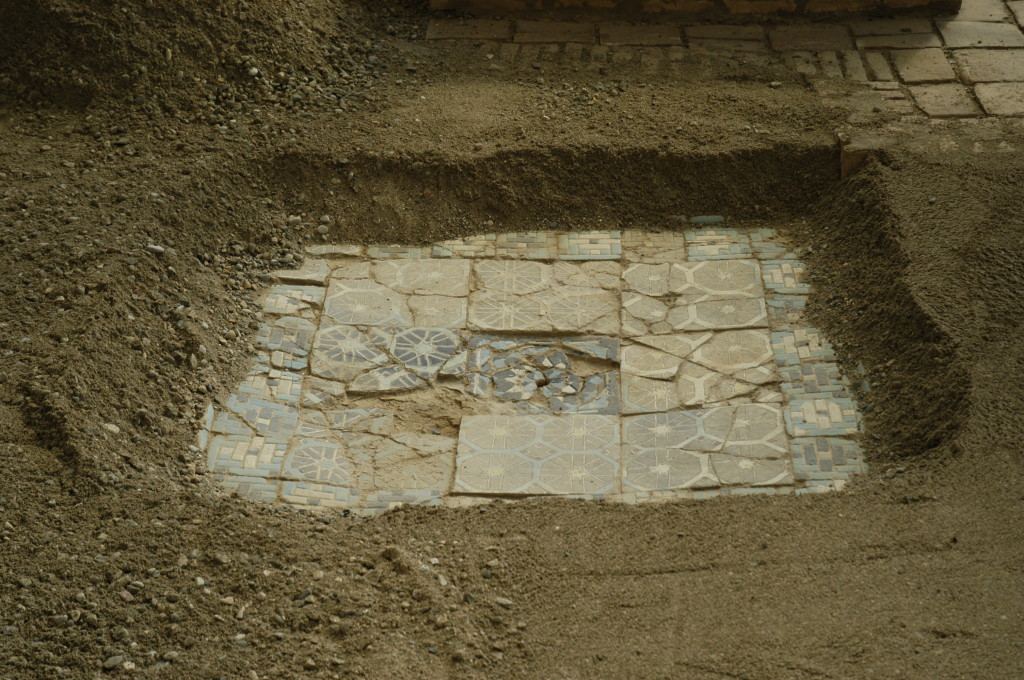 Détail d'une partie du pavement (un mètre carré environ) non couvert pour permettre au visiteur d'avoir un aperçu de l'ensemble (photo : C.Ollagnier, 2008)