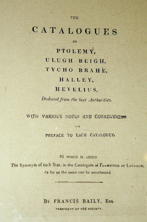 Page de garde du recueil d'astronomie de Francis Baily, 1843. (Photo: C. Ollagnier, 2008) au Musée de l'Observatoire d'Ulugh Beg à Samarcande