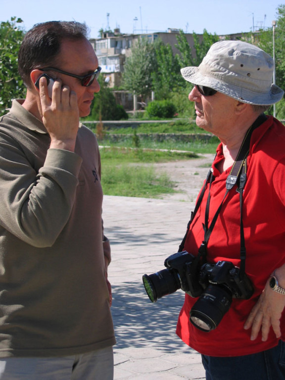 Ing Shukrat Ganiev et Max Schvoerer en discussion devant un mausolée de Bukhara (photo : C.Ollagnier, 2007)