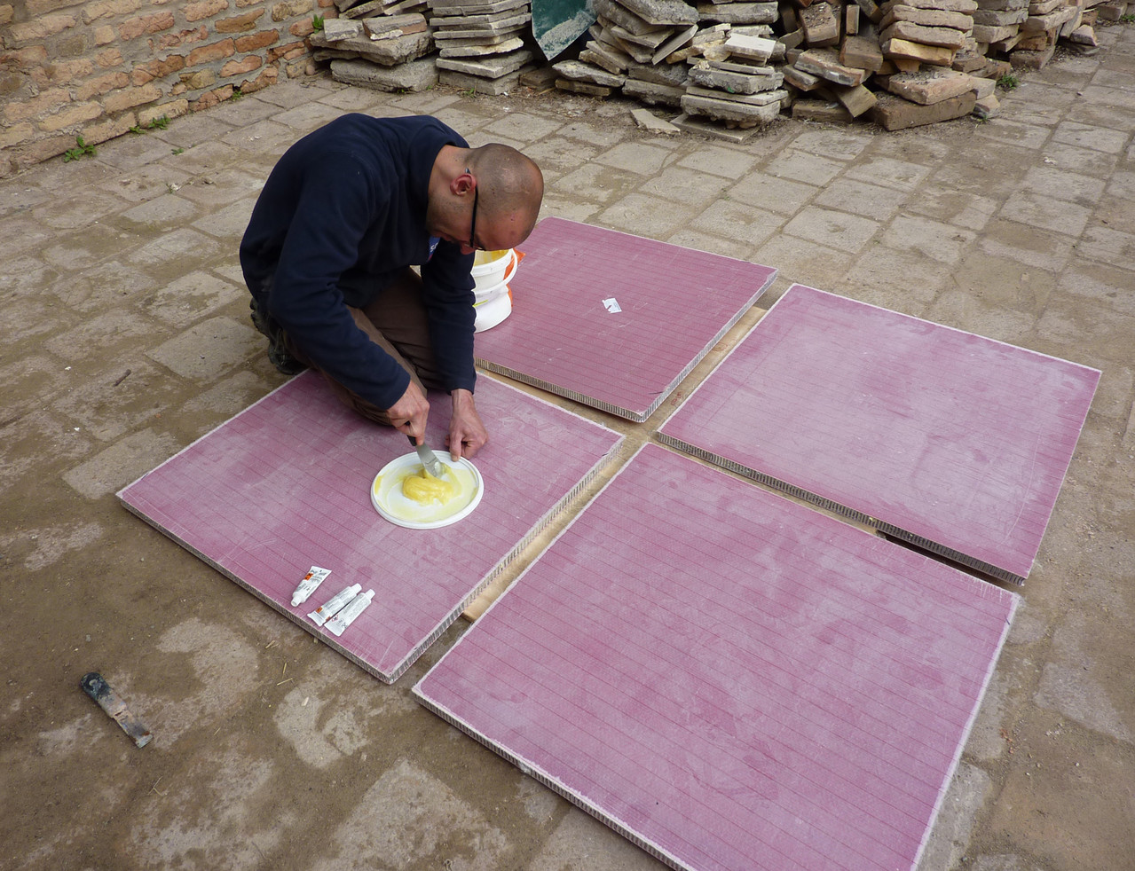 Préparation du panneau en nid d'abeille, collage des plaques (Socra, 2013)