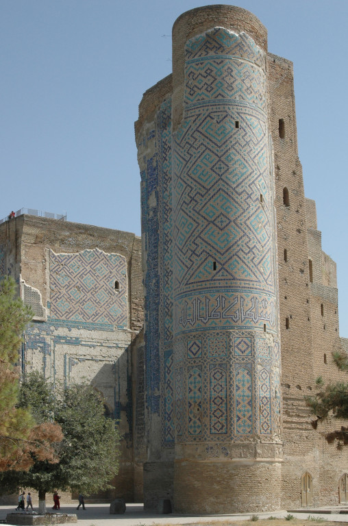 Pylône Ouest de la face nord du portail de l'Ak Saray comportant encore son parement de carreaux de céramique glaçurée (Shahrisabz, Fin XIII-début XIVème s ap J.C.) (photo : A.Billard, 2008)