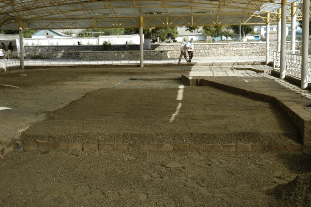 Recouvrement des pavements/bassins par une épaisse couche de sable (10 cm environ) pour résister aux intempéries hivernales (photo : C.Ollagnier, 2008)