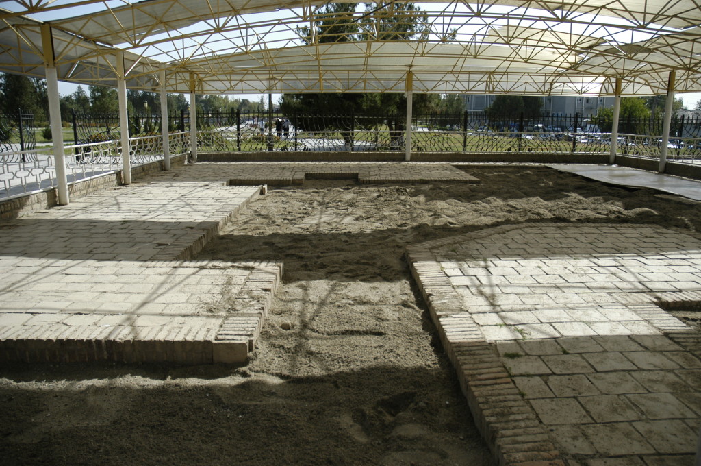 Recouvrement des pavements/bassins par une épaisse couche de sable (10 cm environ) pour résister aux intempéries hivernales (photo : C.Ollagnier, 2008)