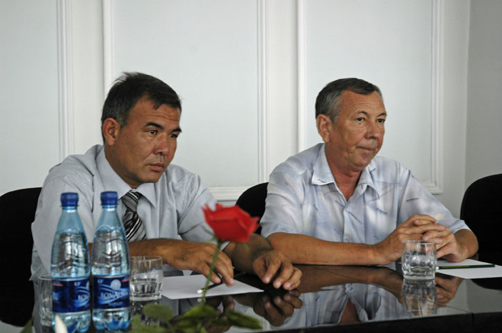 Réunion à l'Académie avec de gauche à droite : Nabi Kushvaktov (directeur du musée de Shahrisabz) et Pr. Anatole Sagduallev (directeur du Centre de la Nouvelle Histoire de l'académie) (photo : C.Ollagnier, 2008)