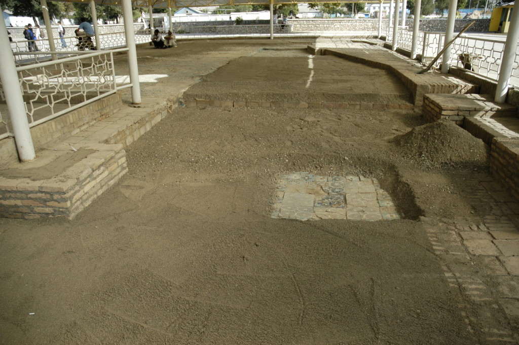 Recouvrement des pavements/bassins par une épaisse couche de sable (10 cm environ) pour résister aux intempéries hivernales (photo : C.Ollagnier, 2008)