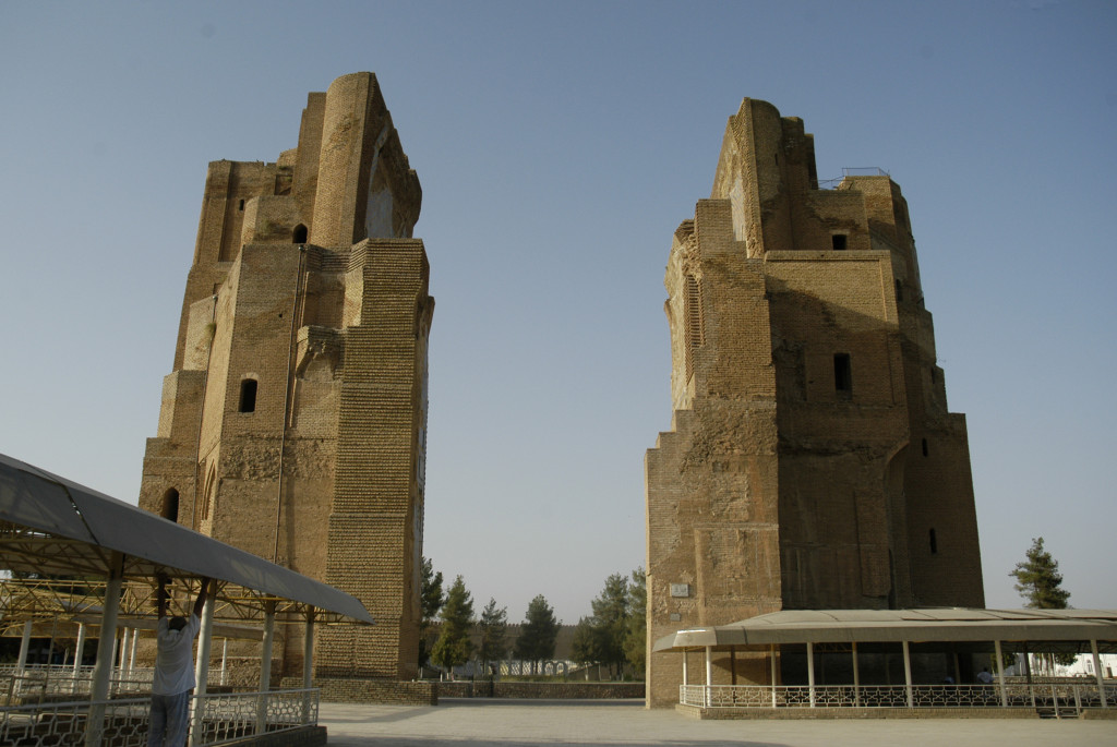 Face Sud des pylônes du portail de l'Ak Saray (Shahrisabz, Fin XIII-début XIVème s ap J.C.) Sous les toits en plastique se trouvent les pavements de carreaux glaçurés (photo : C.Ollagnier, 2008)