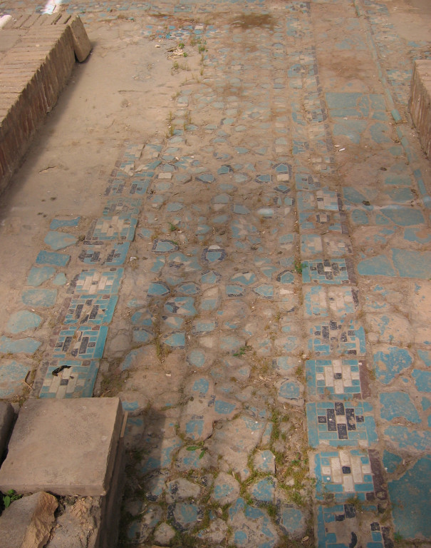 Combinaison de carreaux bleu sombre, bleu clair et blanc pour former une bande (chemin ?) (ph : C.Ollagnier, 2007)