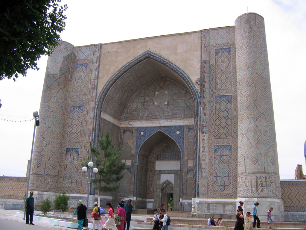 Pishtak (portail monumental) de la mosquée Bibi Khanum à Samarcande (photo : C. Ollagnier, 2007)