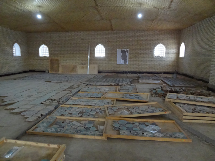 Les bacs contenant les carreaux d'une zone (ici la 3) sont disposés au sol pour vérifier les connexions interbacs et surtout pouvoir être posés plus facilement dans le bon sens (Socra, 2013)