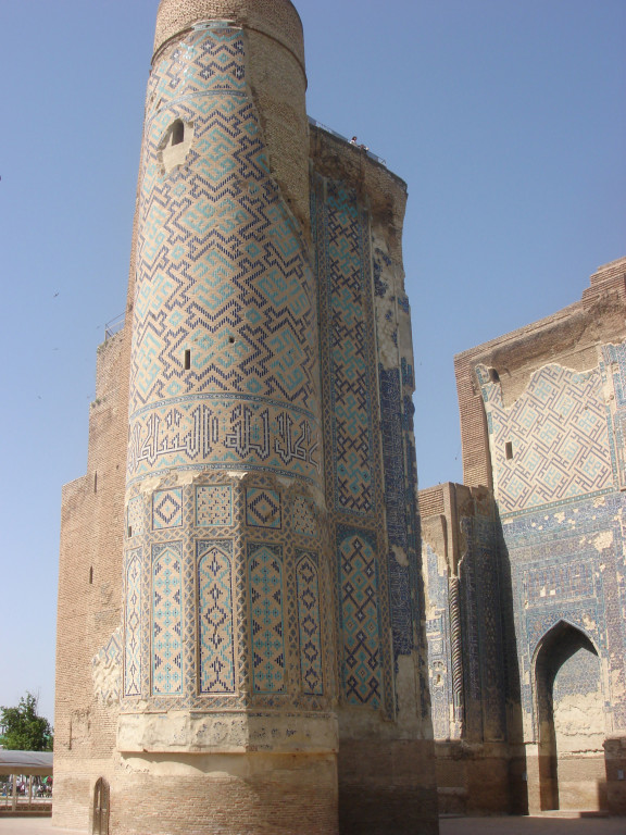 Pylône Est de la face nord du portail de l'Ak Saray comportant encore son parement de carreaux de céramique glaçurée (Shahrisabz, Fin XIII-début XIVème s ap J.C.) (photo : M.Schvoerer, 2008)