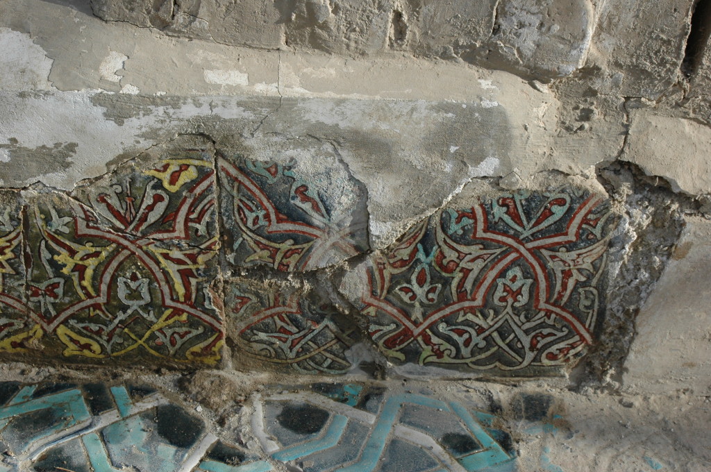 Détail de fragments de carreaux de céramique glaçurée des parois verticales des bassins de l'Ak Saray. Certaines couleurs se sont altérées et ne sont presque plus visibles (bleu clair à gauche, jaune à droite) (photo : M.Schvoerer, 2008)