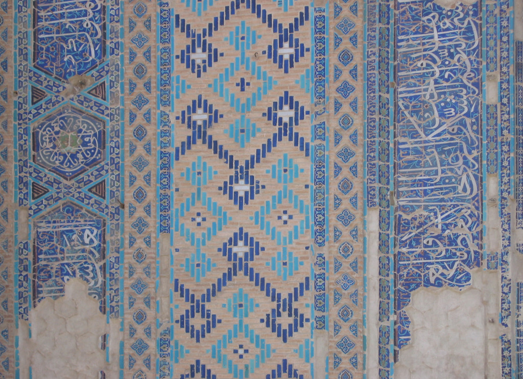 Détail du décor de céramiques glaçurées du pylône Est de la face nord du portail de l'Ak Saray  (Shahrisabz, Fin XIII-début XIVème s ap J.C.) (photo : C.Ollagnier, 2007)
