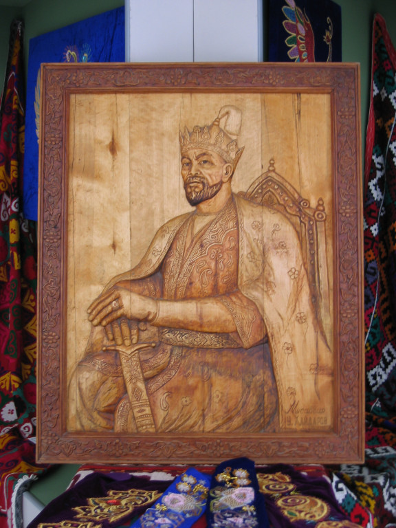 Portait en bois de Timour reprenant l'huile sur toile du Musée Amir Temur de Tachkent. Pas de signature. Musée d'Arts Appliqués de Karshi (photo : C.Ollagnier, 2007)