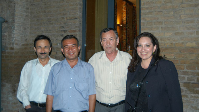 De G à D : B.Aminov, N.Xushvaqtov, A.Sagdullaev et T.Abdullaeva durant une soirée à l'Ambassade de France, Tachkent (photo : M.Schvoerer, 2007)