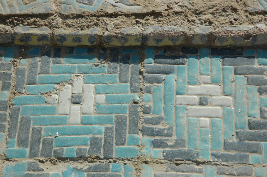 Autre type de carreaux bleu foncé, bleu clair et blanc, employés ici comme bordure (ph : M.Schvoerer, 2008)