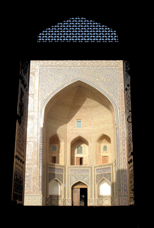 L'entrée de la médersa Mir-i arab fait face à la celle de la mosquée Kalon (photo : C.Ollagnier, 2007)