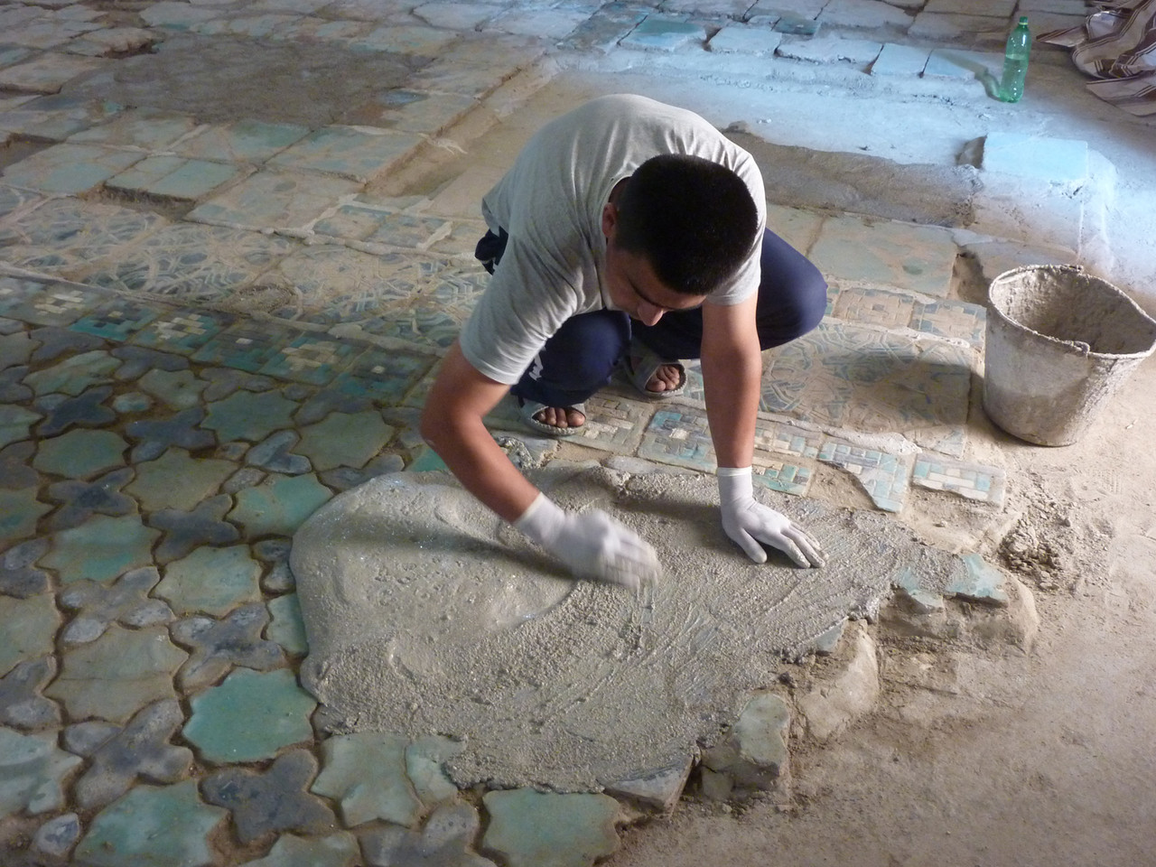 Pose du joint à l'éponge ou comme ici à la main pour pouvoir le faire pénétrer dans les fentes les plus fines (Socra, 2013)