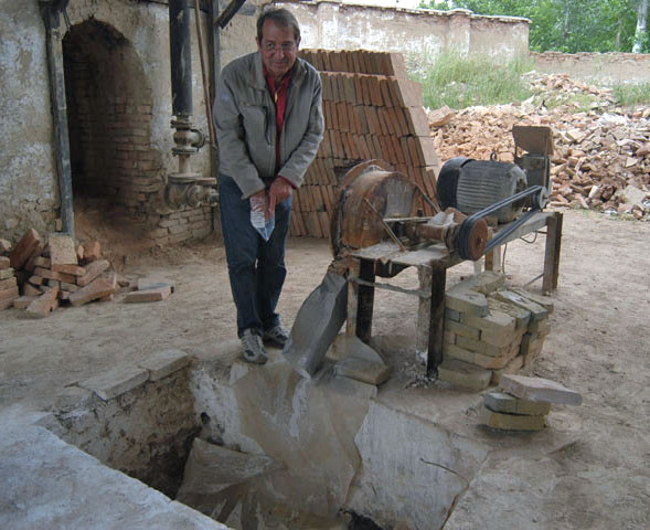 Pierre Bergoin en train d'examiner un broyeur à chaux à Shahrisabz (photo : M.Schvoerer, 2007)