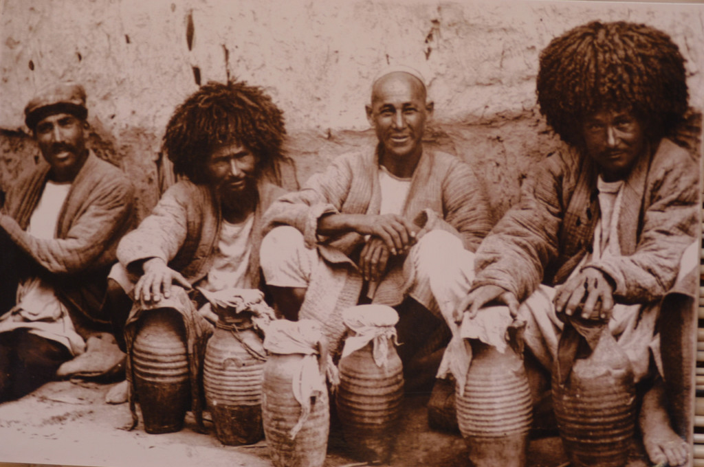 Photographie de vendeurs à Khiva (probablement fin du XIXème s ap J.C.) Musée de l'Ancien Khorezm (photo : M.Schvoerer, 2008)