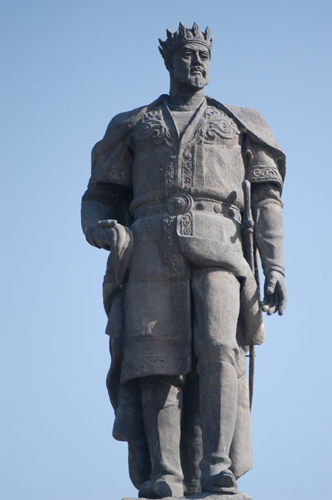 L'une des 3 statues de Timour que l'on trouve en Ouzbékistan, ici à Shahrisabz, devant l'Ak Saray (photo : C.Ollagnier, 2007)