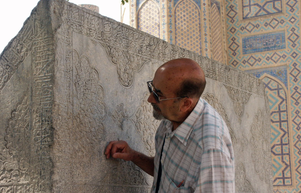 Firouz Bagherzadeh en train de lire les inscriptions du lutrin de pierre de la Mosquée Bibi Khanum à Samarcande (XIV-XVème s ap J.C.) (photo : M.Schvoerer, 2008)