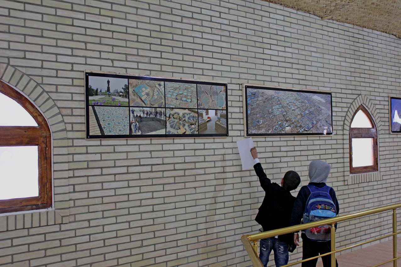 Jeunes visiteurs locaux commentant les photographies. Durant le chantier, de nombreux écoliers sont venus, curieux de leur patrimoine et du travail effectué. De futures vocations ? (Ollagnier, 2014)