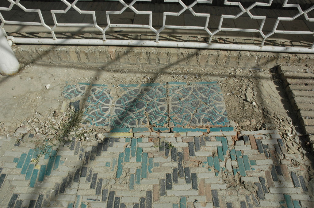 Contraste entre un tapis de bannai'i et une bordure de grands carreaux glaçurés (photo : M.Schvoerer, 2007)