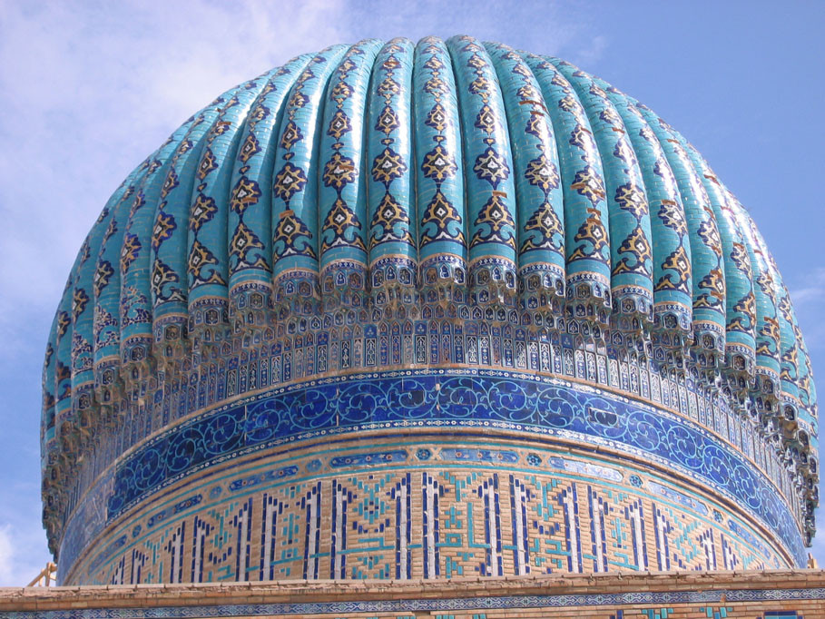 Le dôme à godrons glaçuré bleu turquoise est posé sur un tambour (structure cylindrique) lui aussi glaçuré et calligraphié (photo : C.Ollagnier, 2007)