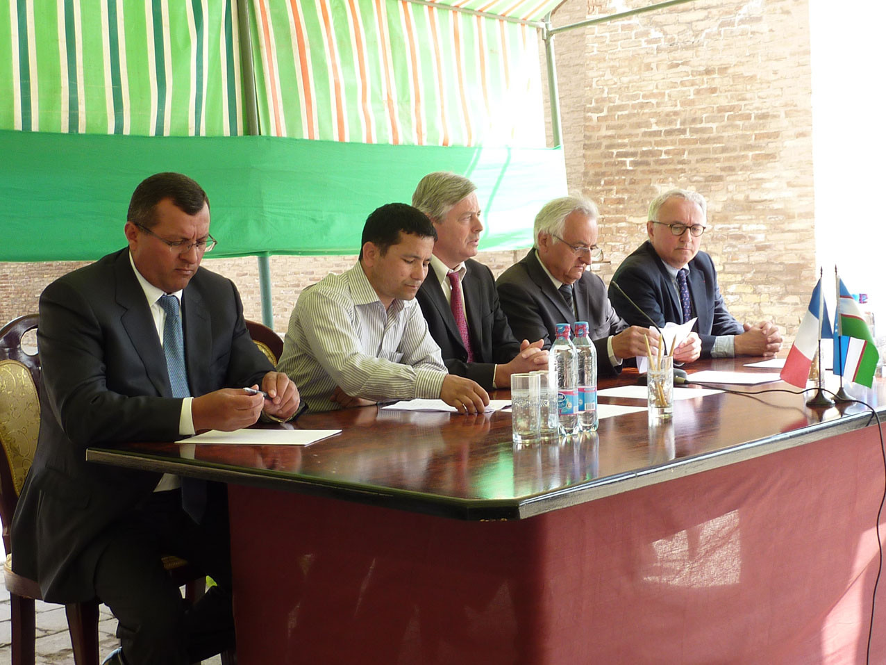  Discours inaugural en présence de M. l'Ambassadeur de France, les représentants de la Région du Kashkadarya, le Conseil Général de la Dordogne, l'entreprise SOCRA, la ville de Shahrisabz, le musée de Shahrisabz (Socra, 2012)