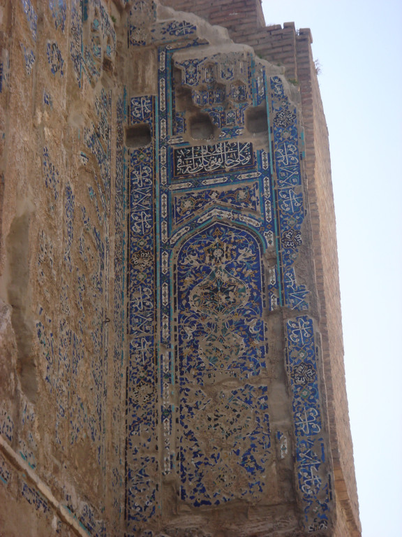 Décoration des flancs de l'iwan est (Shahrisabz, Fin XIII-début XIVème s ap J.C.) (photo : M.Schvoerer, 2008)