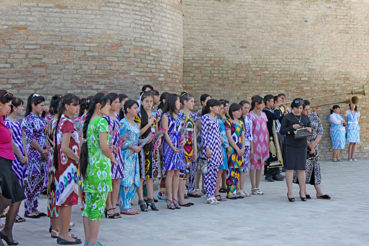 Acceuil de la délégation d'officiels par de jeunes filles de la ville (Ollagnier, 2014)