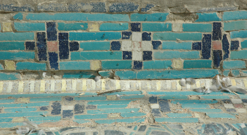 Détail d'un ensemble de carreaux glaçurés des bassins de l'Ak Saray. Une bordure comportant des motifs différents forme les angles, les mettant en valeur (photo : C.Ollagnier, 2008)