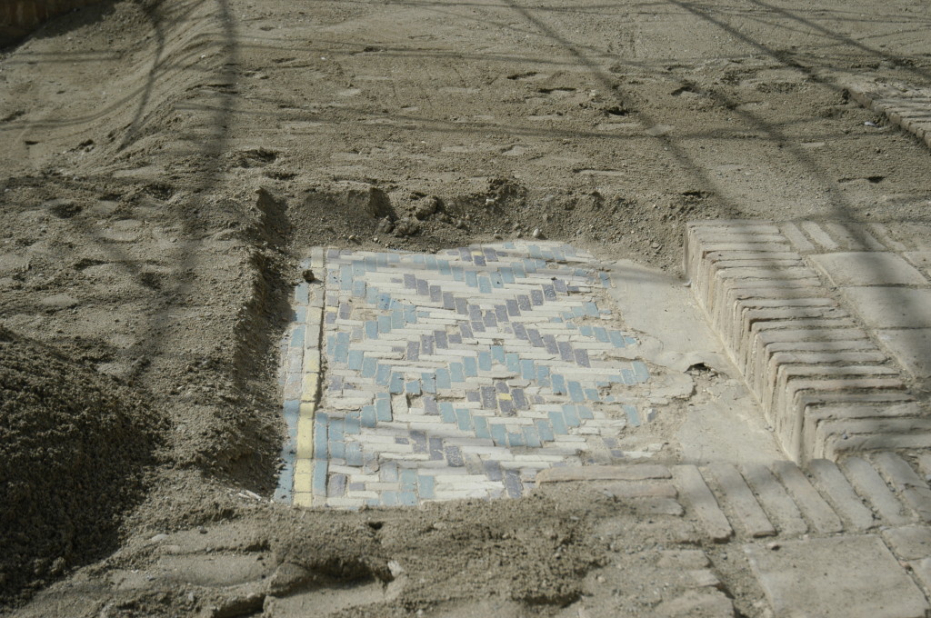 Détail d'une partie du pavement (un mètre carré environ) non couvert pour permettre au visiteur d'avoir un aperçu de l'ensemble (photo : C.Ollagnier, 2008)