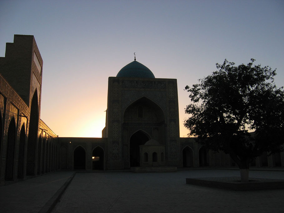 Cour de la mosquée Kalon au soleil couchant (photo : C.Ollagnier, 2007)