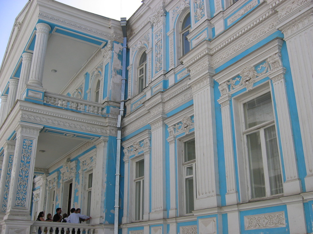 Façade du rectorat de Samarcande, ancienne demeure du gouverneur Russe de la région (photo : C.Ollagnier, 2007)