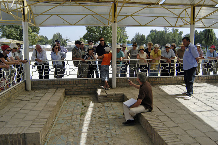 Patrick Palem expliquant son travail sur les pavements de l'Ak Saray (Shahrisabz) à un groupe de touristes français (photo : M.Schvoerer, 2008)