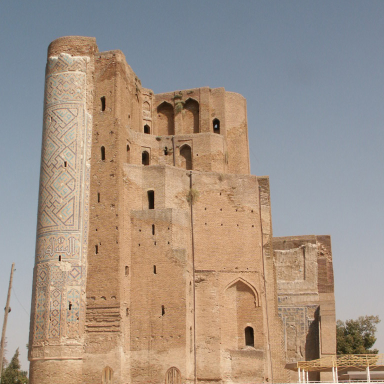 Pylône Ouest vu depuis la face Ouest du portail de l'Ak Saray (Shahrisabz, Fin XIII-début XIVème s ap J.C.) (photo : C.Ollagnier, 2008)