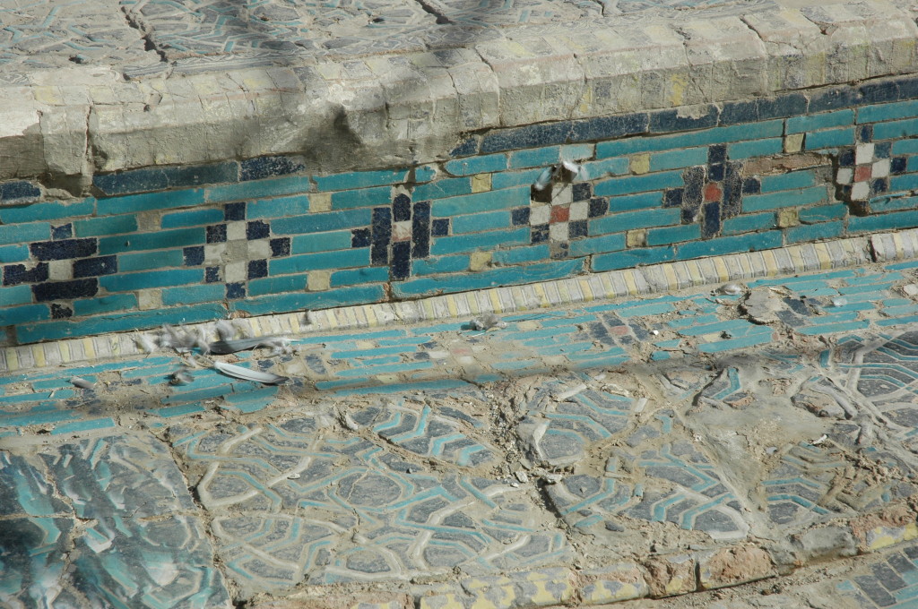 Carreaux de céramique glaçurée à décor polychrome (bleu clair et foncé, blanc, jaune et rouge) avec ou sans relief, ornant les bordures des bassins de l'Ak Saray. (photo : M.Schvoerer, 2008)