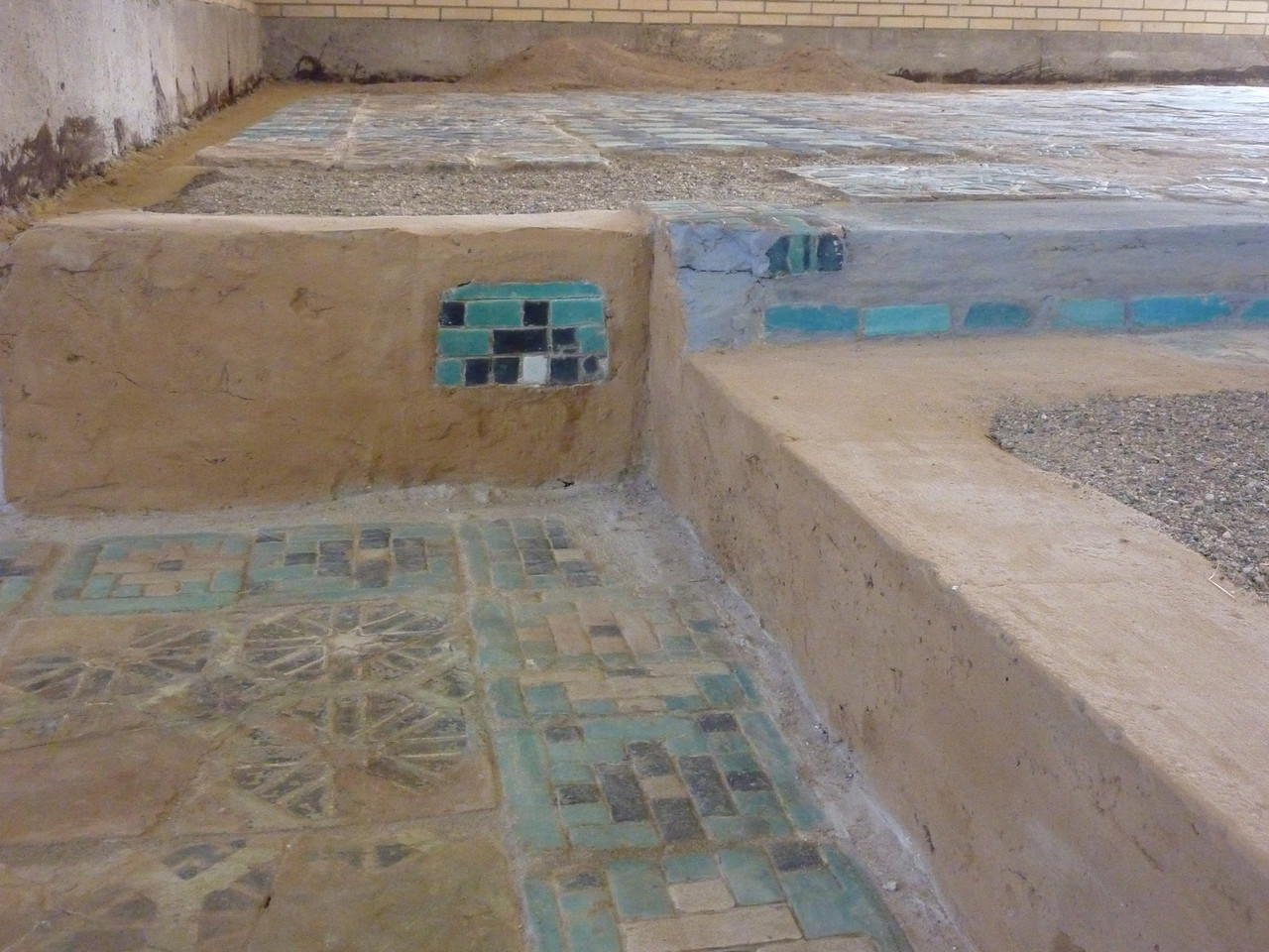 Aperçu de l'un des carreaux verticaux. Pour augmenter leur tenue ils ont été incrustés dans une couche de mortier sec et scellés au mortier frais (Socra, 2013)