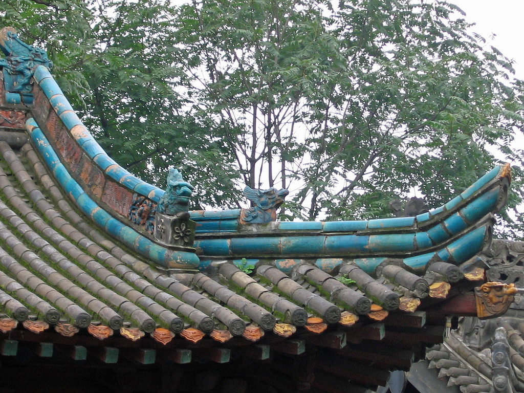 Toit de la salle de prière à motifs chinois.