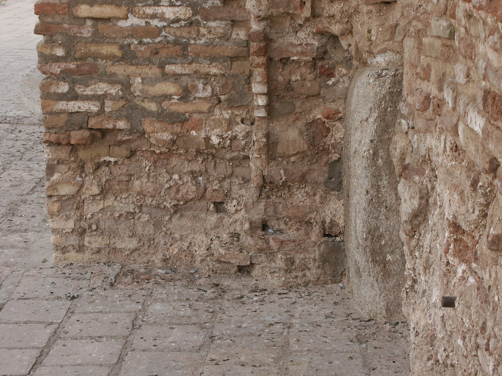 Détail d'un pierre massive dans la base de la maçonnerie de brique, face Ouest du pylône Ouest du portail de l'Ak Saray (Shahrisabz, Fin XIII-début XIVème s ap J.C.) (photo : A.Billard, 2008)