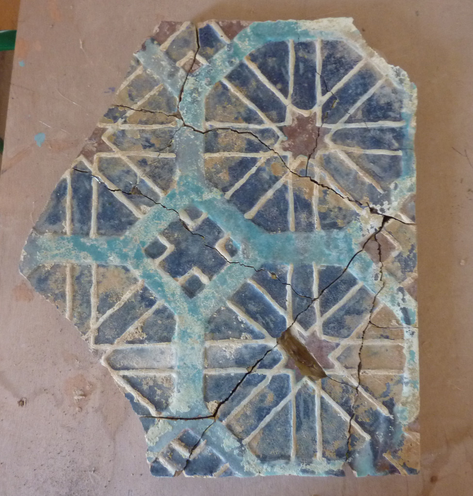 Exemple d'un grand carreau dont les fragments proviennent des fouilles, après réassemblage (Socra, 2013)