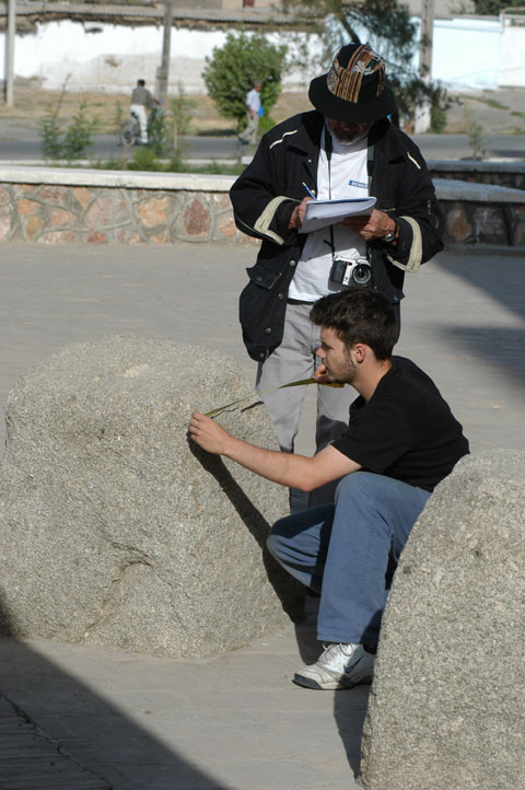 Nils Schvoerer-Ney et Alain Billard en train d'effectuer des relevés au pied de l'Ak Saray (photo : M.Schvoerer, 2008)