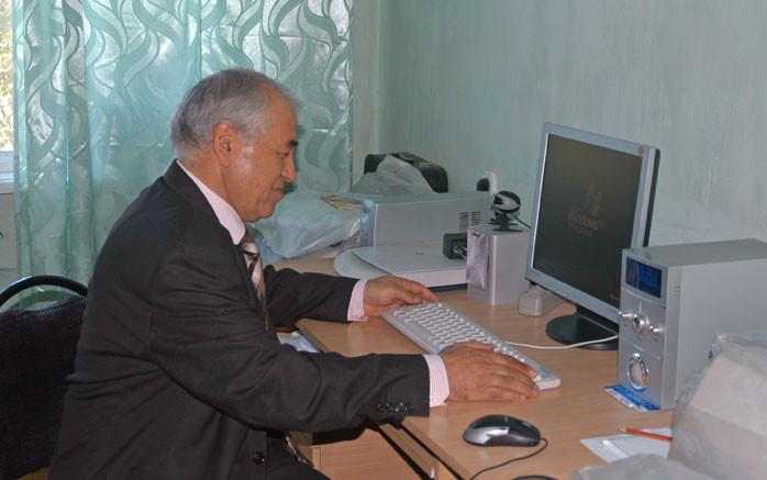 Pr Abdilhamid Anarbaev à l'Institut d'Archéologie de Samarcande (photo : M.Schvoerer, 2008)