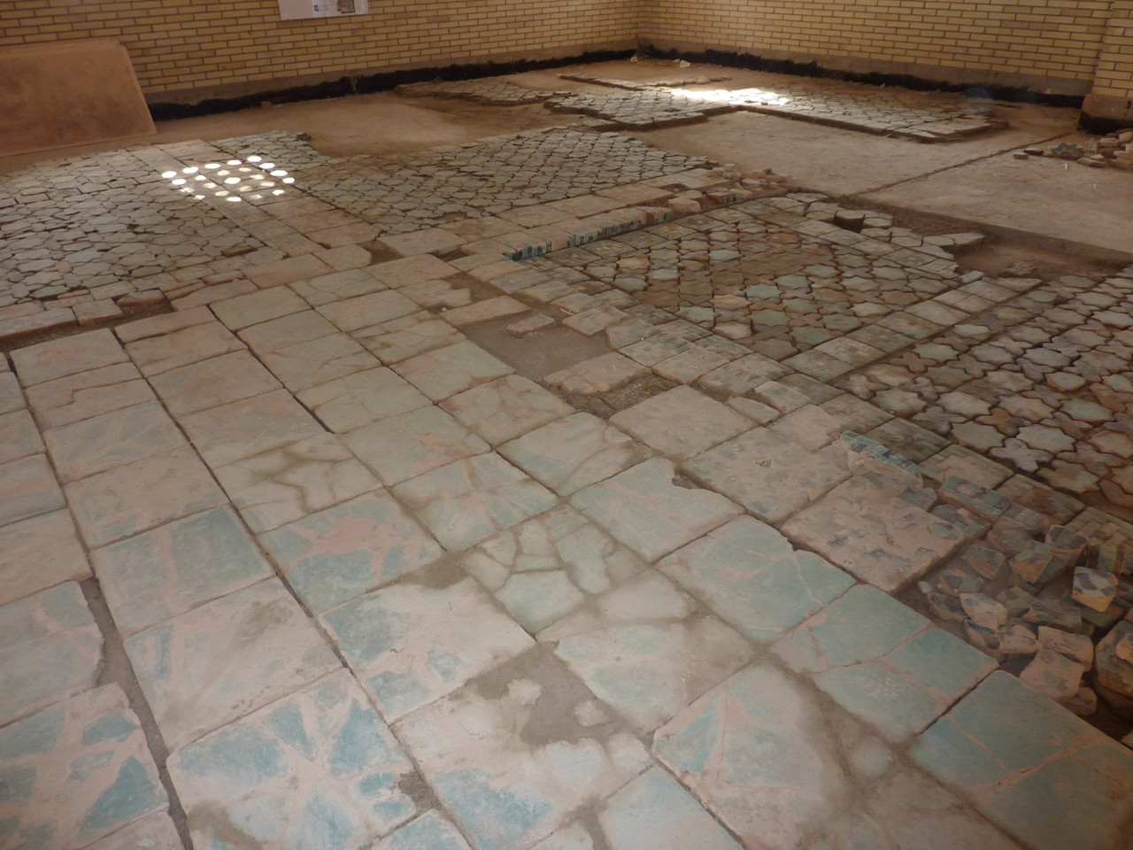 Exemple d'une partie de la zone 2 avec joints en cours de séchage (selon séchage) (Socra, 2013)